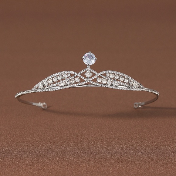 Elegant Silver Tiara with Crystal Accents